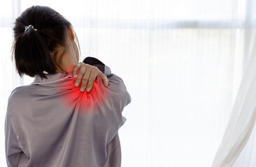 Woman have pain in the shoulder area.