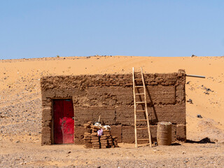 Construcciones típicas en el desierto del Sahara de Marruecos para guardar los aperos de trabajo