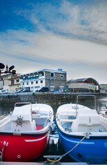 Dos barquitas en el puerto