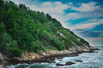Agua del mar chocando contra la costa