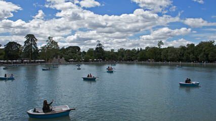 Fototapeta na wymiar El estanque del Parque del Retiro