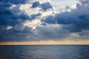 nubes en el mar