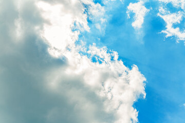 dramatischer Wolken Himmel bei Tag. Die Sonne strahlt hinter einer schönen Wolke hervor