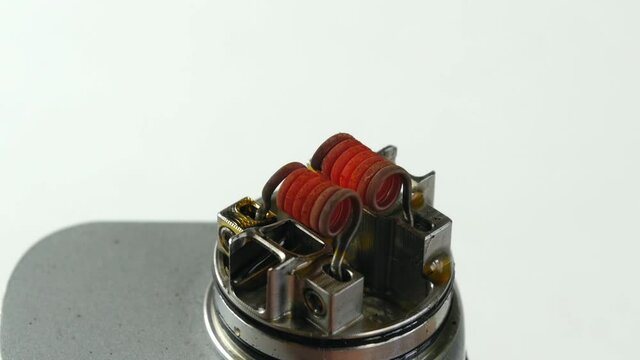 Vaping atomizer with clapton coil is working.