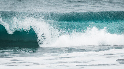 azurblaue Wellen auf den Azoren