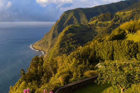Farol del Arnel auf den Azoren, Sao Miguel bei Sonnenaufgang in perfektem Licht