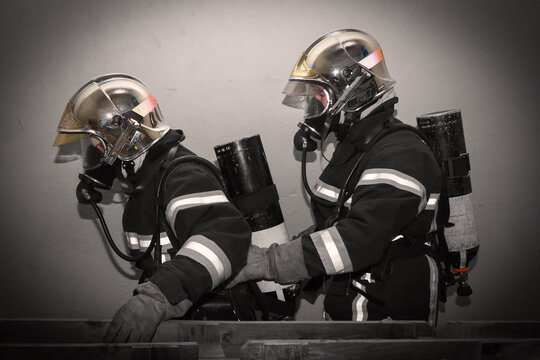 Bin&ocirc;me pompiers fran&ccedil;ais dans la fum&eacute;e 