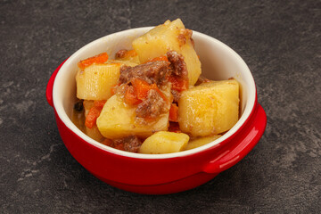 Roasted potato and beef with sauce
