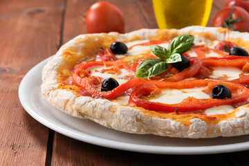 Deliziosa pizza con peperoni e olive nere