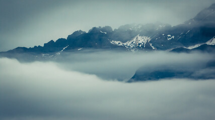 Milford Sound und Lake Manapouri in Neuseeland zum Morgengrauen mit dramatischem Wolkenspiel 