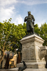 Obraz premium Statue de Saint Louis (Louis IX) sur la Place Saint Louis d'Aigues-Mortes (Occitanie, France)