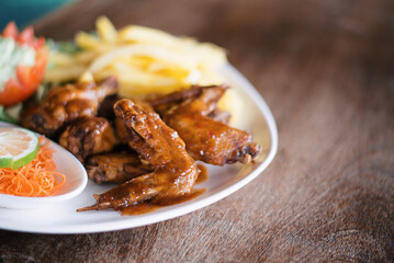 Plato de alitas bbq y papas fritas