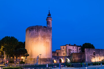 Vue des remparts et de la tour de Constance d'Aigues-Mortes la nuit (Occitanie, France)