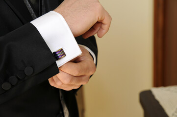 Fototapeta premium Elegante gemelo colocado en la manga de la camisa de un hombre.