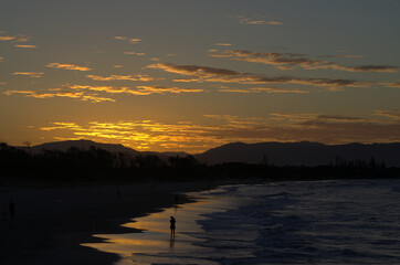 Fototapeta premium Pink sunset at Byron Bay Beach, Australia.