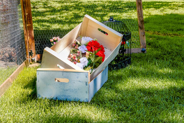 Decoración de jardín para una fiesta con cajas de madera con flores y otros accesorios en la...
