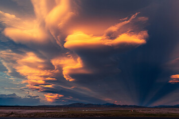Als die Buschbrände in Australien begannen wurden die Wolken in Neuseeland dunkel und die Sonnenstrahlen fast schwarz 