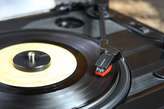 Gramofon odtwarzający muzykę z płyty winylowej