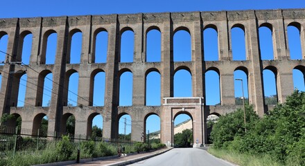 Fototapeta premium Valle di Maddaloni - Acquedotto Carolino dalla strada