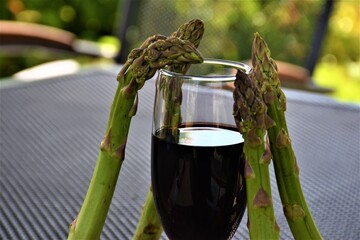 Kieliszek wina z szparagami