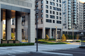 Fototapeta na wymiar Modern multi-storey urban building