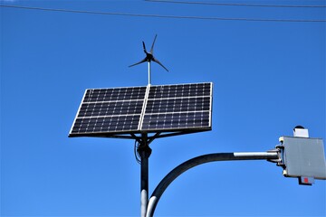 Fototapeta na wymiar Bateria słoneczna na ulicy 
