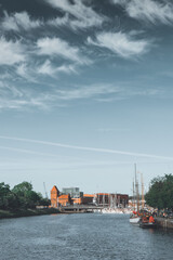 Waterfront z kolorowymi dachami w Lübeck 