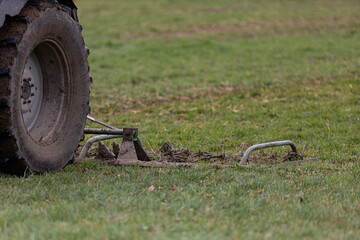 Traktor betreibt Weidepflege mit Weiseschleppe
