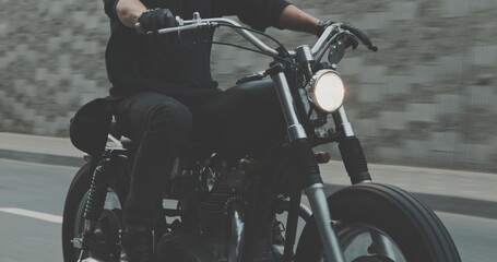 Naklejka premium Biker riding on motorcycle in city