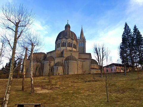 vista esterna della chiesa cattolica di San Mamante situata a Lizzano in Belvedere in provincia di Bologna in Emilia Romagna, Italia.