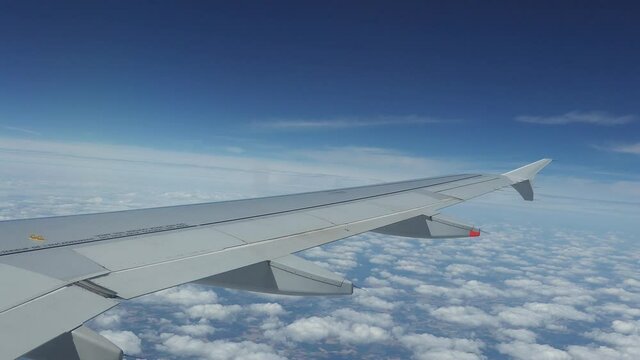 avion vid&eacute;o nuages et ciel bleu