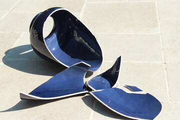 Vase bleu cassé