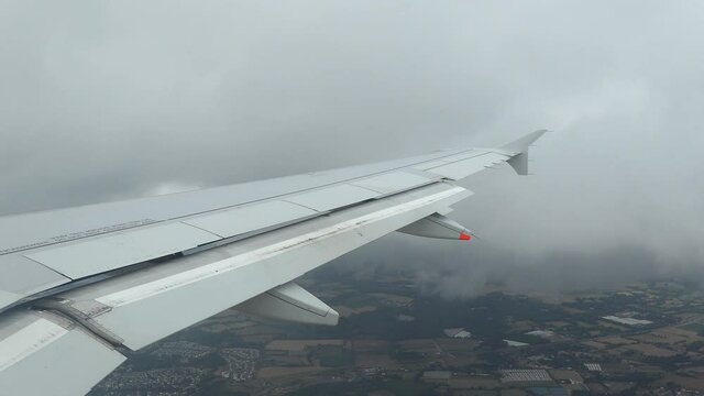 avion passe dans les nuages
