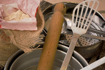 attrezzi da cucina per cucinare  in metallo e legno