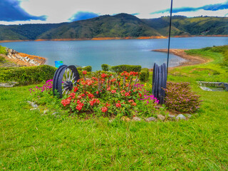 lago y montañas