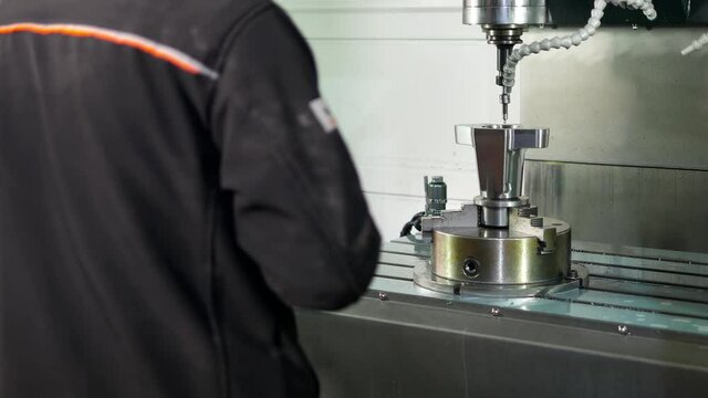 Mechanic compansates cutter radius. Metal worker specifies the size of cutter in the cutter radius compensation offset. Programmed path is work surface and offset is the cutters size

