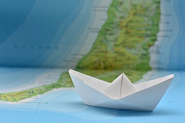 Barco de papel navegando por un mapa