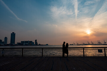 Fototapeta premium Silhouette at Diamond point of Osaka Bay Area