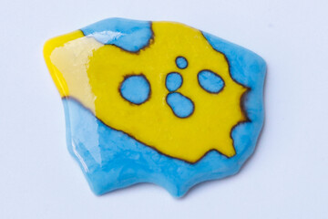 Forma orgânica em vidro azul e amarelo