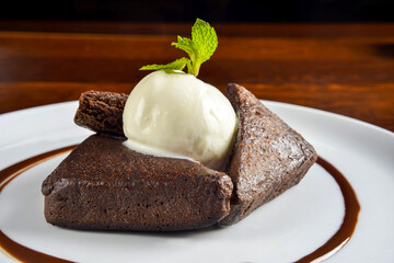 Brownie con helado de vainilla