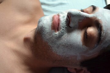 Naklejka premium Man with a face mask at the spa