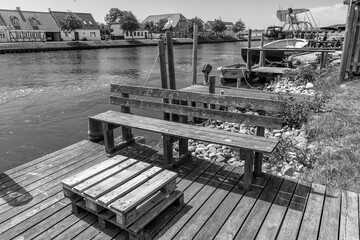 Ola bench out to the harbor in black ans white 