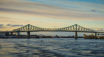 Fototapeta na wymiar Pont Jacques cartier de Montréal - Jacques Cartier Bridge