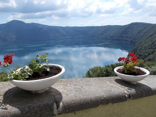 Krajobraz Castel Gandolfo z widokiem na jezioro Albano, Italia.