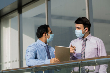 Obraz premium Office worker meeting with face mask quarantine from coronavirus or COVID-19