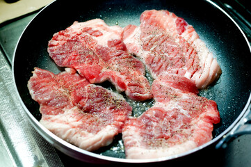 豚肩ロースステーキ（料理中）