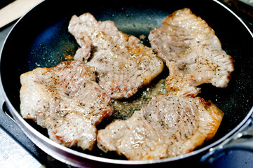 豚肩ロースステーキ（料理中）