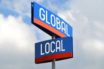 Obraz premium Global and local street sign