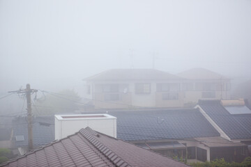 雨後の住宅街の霞	