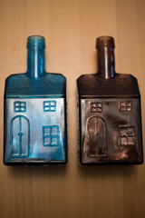 Naklejka premium Wheaton Collectible Vintage Brown and Blue Glass Old Cabin Whiskey Bottles